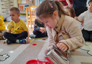 na każdym kroku pomagając naszym Paniom doskonalimy nowe umiejętności, nie przypuszczajać, że tym samy przytogtowujemy się do nauki pisania i czytania