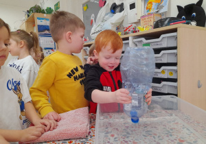 Jak sprawdzić czy w butelce jest powietrze?