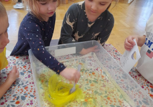 a może zabarwimy wodę bibułką i zobaczymy jakie kolory powstaną?