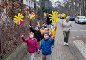 Spacerowaliśmy do koła przedszkola, aby wszystkim obwieścić Pierwszy Dzień Wiosny