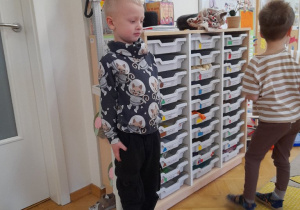 Co semestr mierzymy się, aby sprawdzić ile urośliśmy i dopasować odpowiednio wysokość stołów i krzeseł. Prawidłowa postawa przy stole to podstawa do pięknego pisania i czytania.