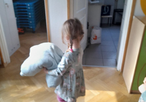 W ramach innowacji "Pozwól mi to zrobić samemu" - pomagamy jako dyżurni Maluszkom i ich Paniom podczac popołudniowych przygotowań do podwieczorku. Maluszki bardzo się cieszą, gdy po przebudzeniu nas widzą a ich Panie, że mają w nas takie wsparcie!