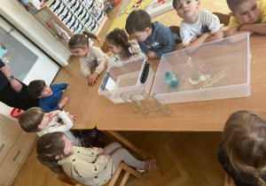 Eksperymenty z wodą w ramach doświadczania żywiołów.