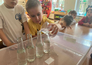 Przelewanie, nalewanie to kolejna okazja to ćwiczenia wielu umiejętności - skupienia uwagi, precyzji i myślenia logicznego.