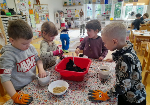 Uwielbiamy samodzielnie działań. Bo jak inaczej nauczyć się o wzroście rośliny, jak działanie, obserwacja i pielęgnacja!