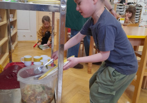 Ponieważ jesteśmy coraz starsi uczymy się samodzielnie czyścić resztki z talerza po jedzeniu i odstawiać naczynia po obiedzie. Daje nam to wiele radości