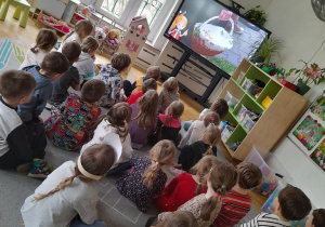 Razem z grupą Dzięcioły obejrzeliśmy ciekawy film edukacyjny o tradycjach Świąt Wielkanocnych w Polsce