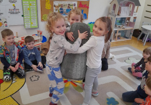 Przed nami ostatnie zadanie od naszego Gościa - musieliśmy zmierzyć się aktorsko z ciężkim (styropianowym) słupem.