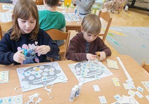 Doskonalenie motoryki małej i umiejętności wycinania nożyczkami