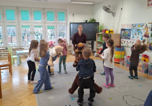 Dzięcioły podczas zajęć o emocjach w ramach innowacji Pani Kasi - pedagog specjalnej - "Misiaki - Czuciaki"