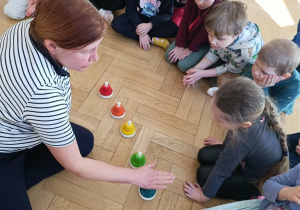 Dzwonki i wysłuchiwanie ich dźwięku