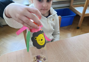 Grzechotki z butelek to świetna zabawa i edukacja