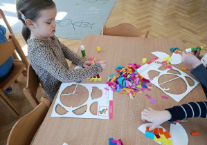 Kolorowe papużki - twórczość plastyczna w grupie Dzięcioły