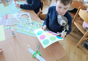 Kolorowe wiosenne kwiaty - rozwijanie motoryki małej