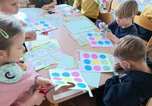 Rozwijanie umiejętności wycinania oraz prawidłowego posługiwania się nożyczkami