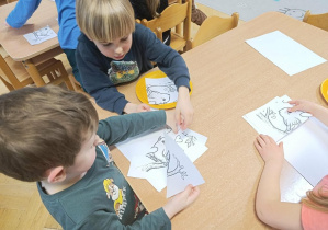 Układanie obrazków w parach - rozwijanie umiejętności współpracy