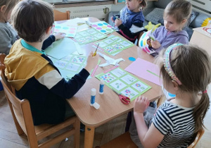 Wiosenne kwiaty - doskonalenie umiejętności wycinania