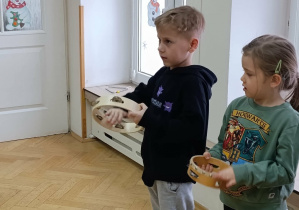 Zabawy muzyczne z instrumentami podczas rytmiki
