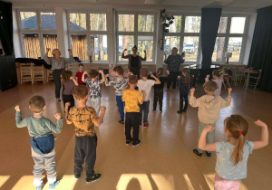 Zabawy naśladowcze podczas zajęć z Panią Krysią