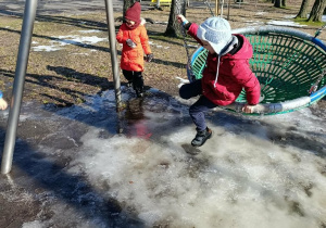 Zabawy na pobliskim placu zabaw - spędzanie czasu na świeżym powietrzu