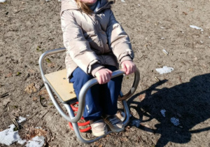 Zabawy na pobliskim placu zabaw