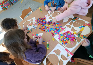 Zabawy plastyczne - wycinanie i ozdabianie egzotycznych zwierząt