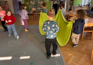 Zabawy ruchowe rozwijające percepcję słuchowow - ruchową