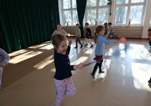 Zabawy ruchowe podczas czwartkowych zajęć z Panią Krysią