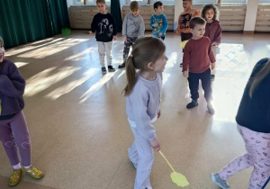 Zabawy ruchowe przy muzyce w ramach czwartkowych spotkań w MDK'u