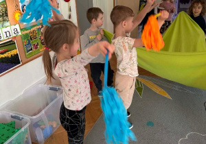 Zabawy z instrumentami i pomponami