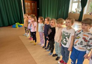 Zajęcia muzyczne z Panią Krysią - ćwiczenie słuchu muzycznego