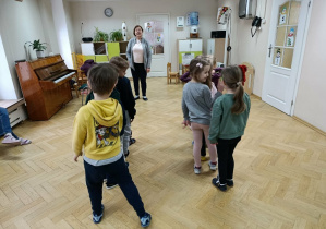 Zajęcia rytmiki w przedszkolu i prowadząca je Pani Kasia