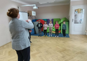 Ćwiczenie reakcji na dany dźwięk podczas zajęć umuzykalniających z Panią Kasią