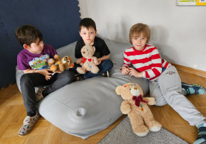 Chłopcy w kąciku wyciszenia ze swoimi misiaczkami