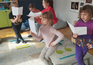 Czytamy książki - zabawa teatralna pantomima