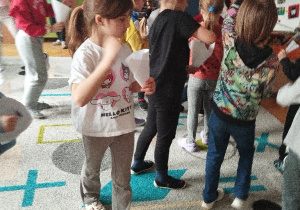 Karmimy ptaki - zabawa teatralna