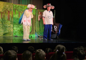 Oglądamy przedstawienie Śmiecio Eko Baja