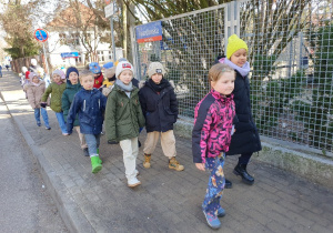 Spacerek wokół przedszkola - realizujemy konkurs Bielańskie Przedszkola Maszerują