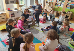 Spotkanie czytelnicze - słuchanie bajki o emocjach