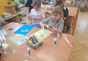 Grupa III tworzy własne sałatki na talerzu