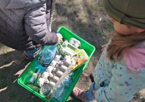 Segregacja śmieci w ramach obchodów Dnia Ziemi
