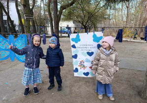 Zajęcia w ogrodzie przedszkolnym prowadzone przez Panią Kasię pedagog Specjalną