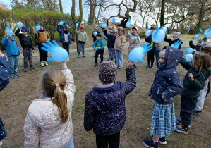 Świętowanie Dnia Autyzmu w ogrodzie przedszkolnym przygotowanych przez Panią Kasię pedagog specjalną