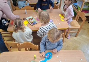 Tworzenie wielkanocnych jajek z papieru