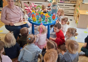 Podziwianie stworzonych wielkanocnych jajek