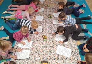 "Dzień na Opak" - kolorujemy jaja wielkanocne na dywanie