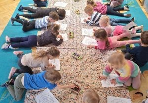 "Dzień na Opak" - kolorujemy jaja wielkanocne na dywanie cz 2