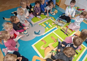 Poznanie dinozaurów i ich uważne oglądanie