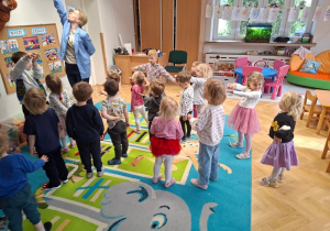"Jestem dinozaurem" - zabawa naśladowcza przy muzyce