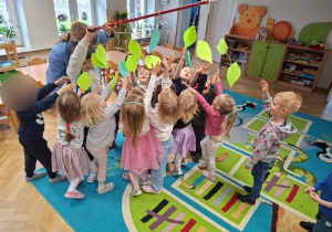 "Zrywamy liście jak dinozaury roślinożerne" - zabawa tematyczna